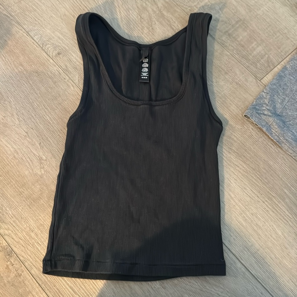 Skims black ripped tank